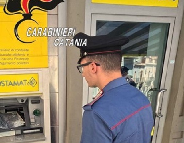 Bronte, danneggia col martello un ATM e poi scappa