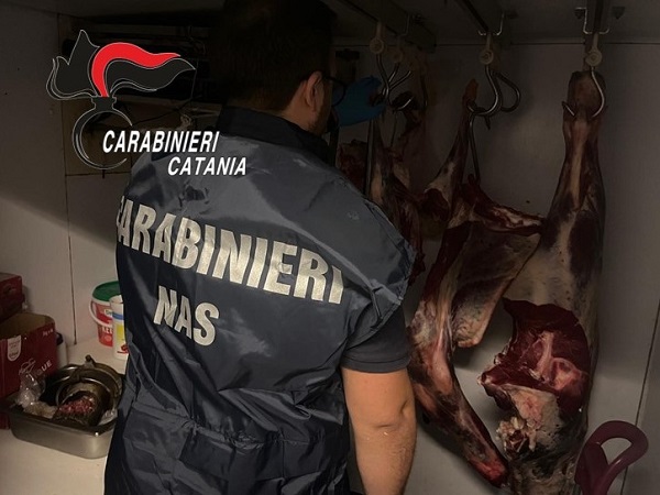 Catania, scarsa igiene e 15 chili di carne sequestrati in un ristorante