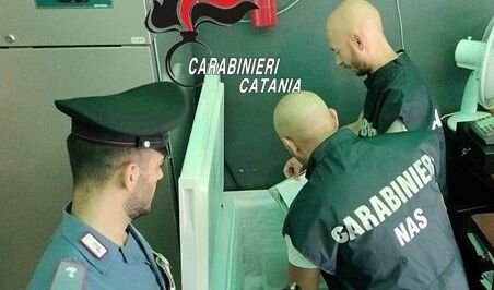 controllo NAS Aci Castello Aci Castello, bevande vicino alla spazzatura in una pizzeria
