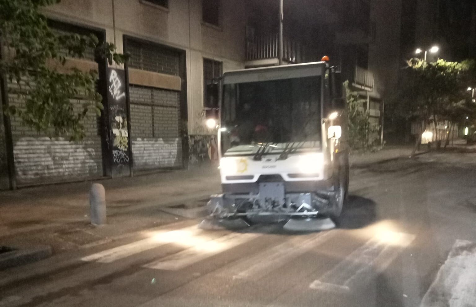 Rimozione cenere vulcanica Gema, stanotte ritirate 15 tonnellate di cenere vulcanica