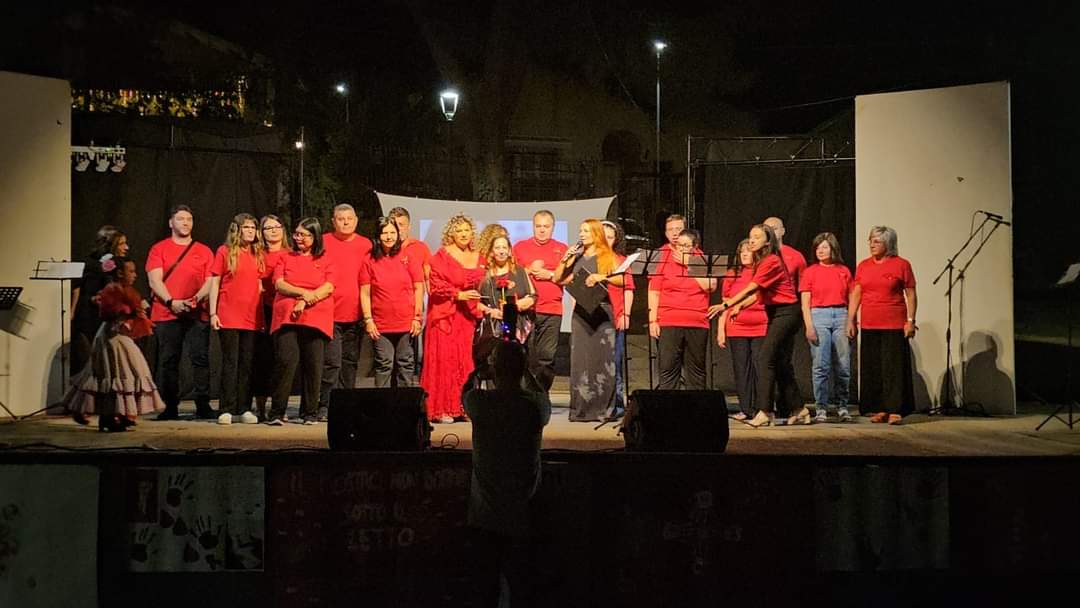 foto coro CTA Villa Letizia Vivere e condividere la forza della comunità, sul palco terapia e integrazione