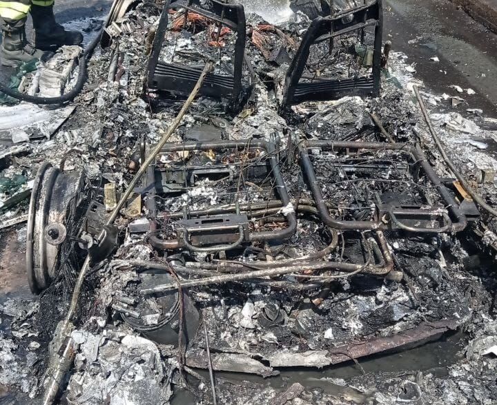 A fuoco un’auto in viale Mediterraneo. Salvo il conducente