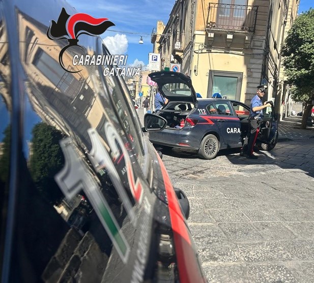 Biancavilla, sfonda la porta e scoppia la rissa