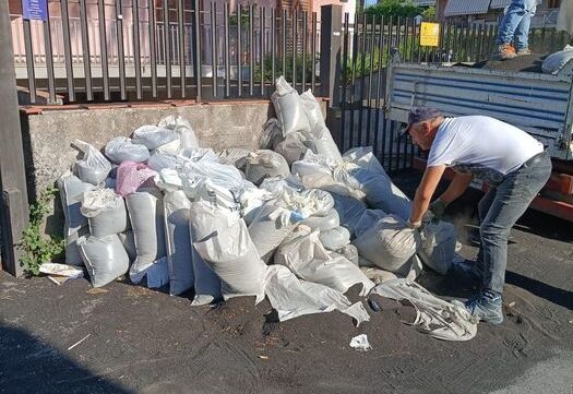 Cenere vulcanica Ad Acireale riprende la rimozione cenere vulcanica