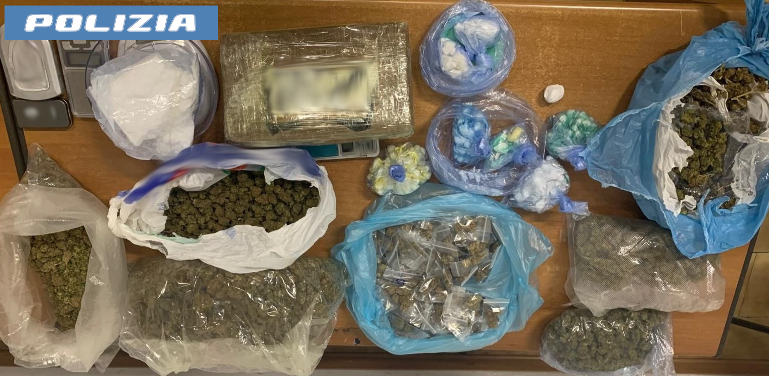 IL CANE POLIZIOTTO “MAUI” FIUTA LA DROGA, GLI AGENTI IRROMPONO IN UN APPARTAMENTO MENTRE UN ANZIANO TENTA DI DISFARSI DI ARMI E DROGA GETTANDOLE DAL BALCONE (3) Maui fiuta coppia di pusher in via Capo Passero