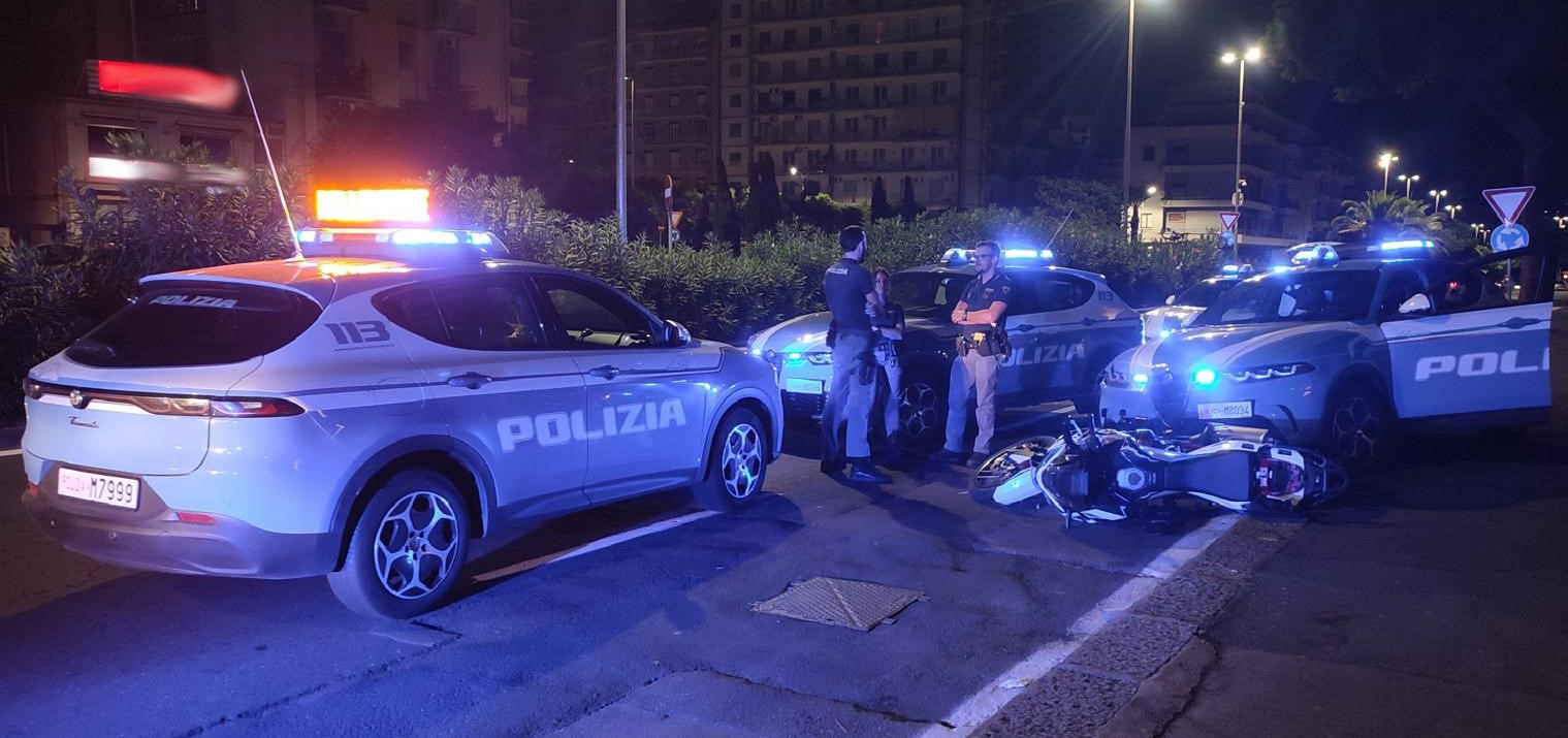 NON SI FERMANO ALL’ALT DELLA POLIZIA E SI SCONTRANO CON UNA VOLANTE, AGLI ARRESTI DOMICILIARI DUE GIOVANI DI 18 E 20 ANNI Viale Africa, sei fuggitivi fanno il botto con una volante