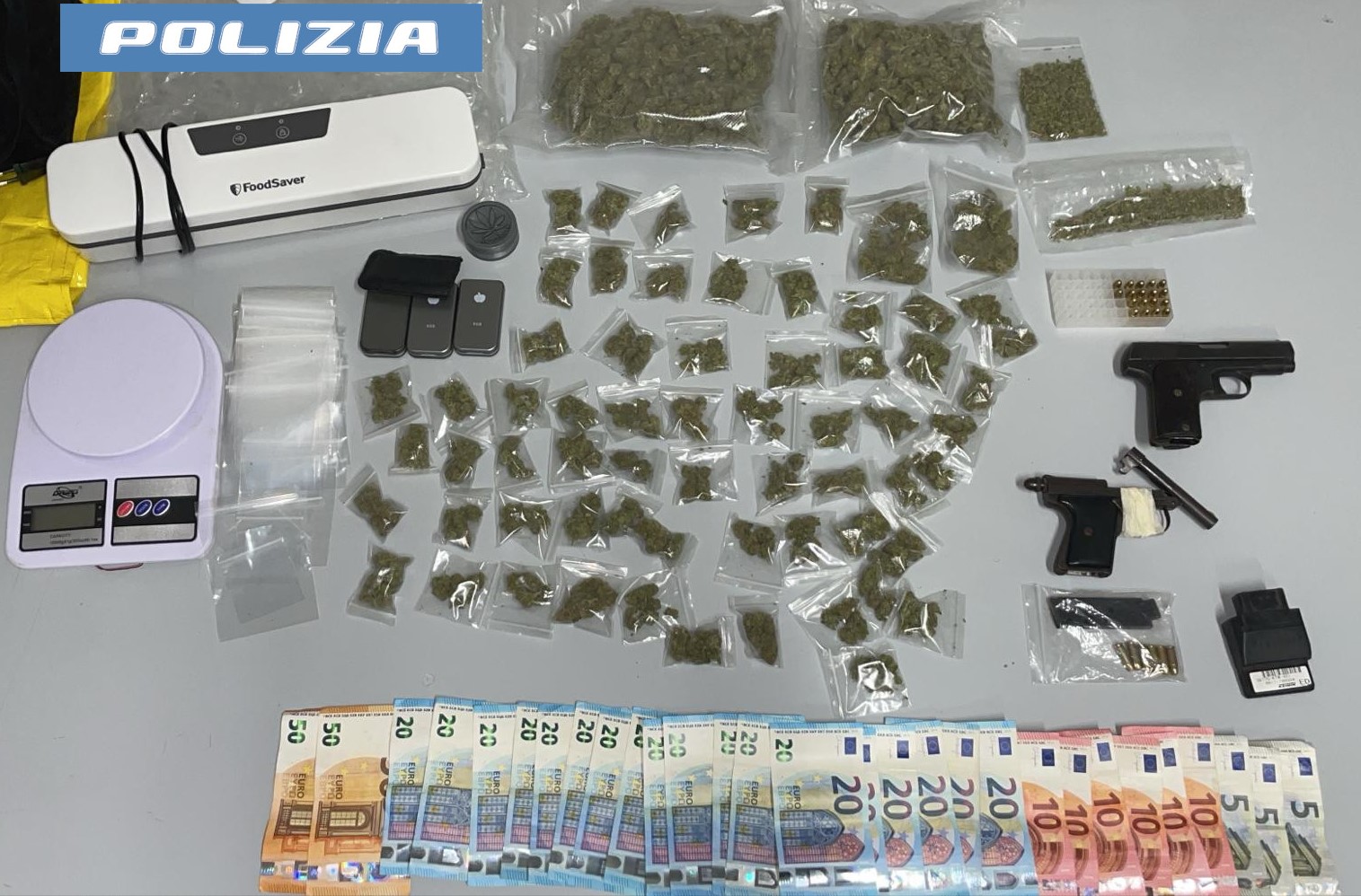 PISTOLA CLANDESTINA IN CAMERA DA LETTO E MARIJUANA NELLA TERRAZZA DI CASA, PUSHER MINORENNE ARRESTATO DALLA POLIZIA DI STATO Librino, minore faceva merchandising con la droga