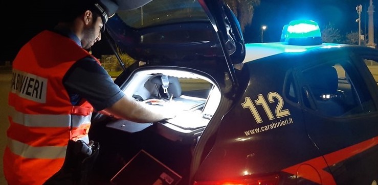 Scappa dai domiciliari e minaccia i carabinieri che lo arrestano