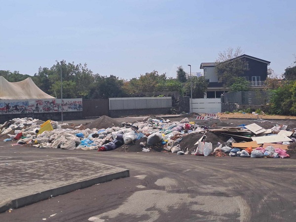 San Giovanni La Punta, degrado nei cimiteri tra rifiuti e atti vandalici
