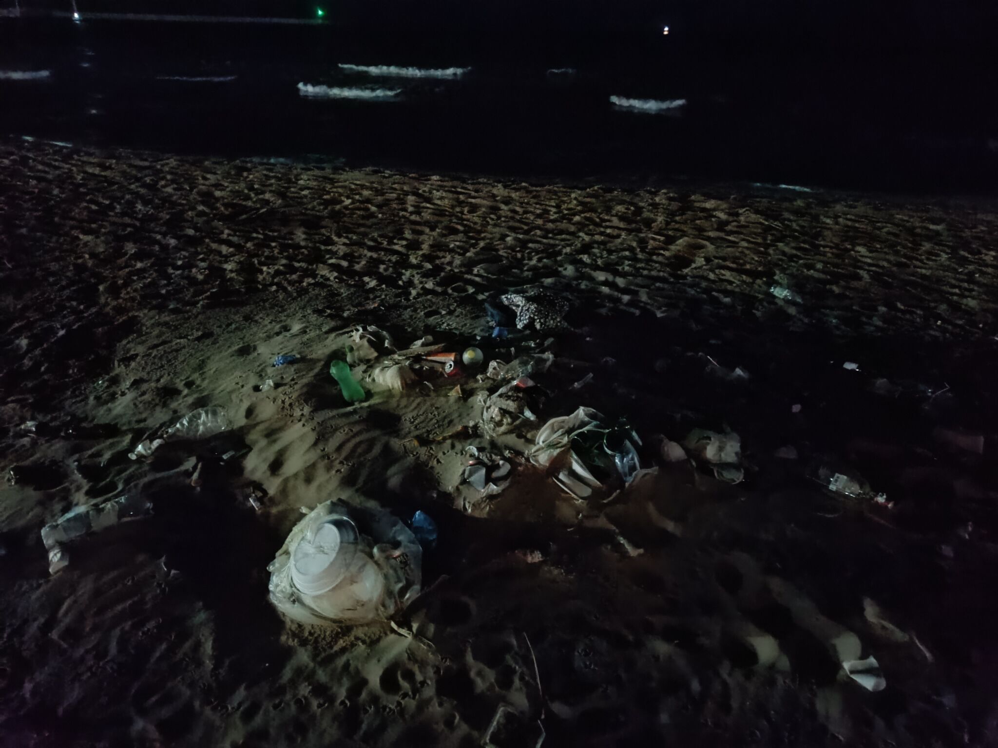 Un mare (di munnizza) alla playa di Catania