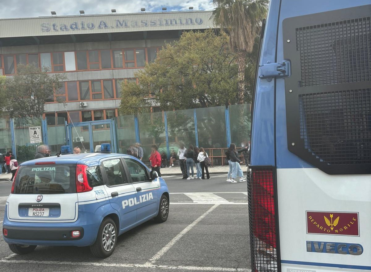 ACCENDONO FUMOGENI DURANTE LA PARTITA, DENUNCIATI DUE ULTRAS CATANESI Accendono fumogeno al Massimino, un anno di daspo