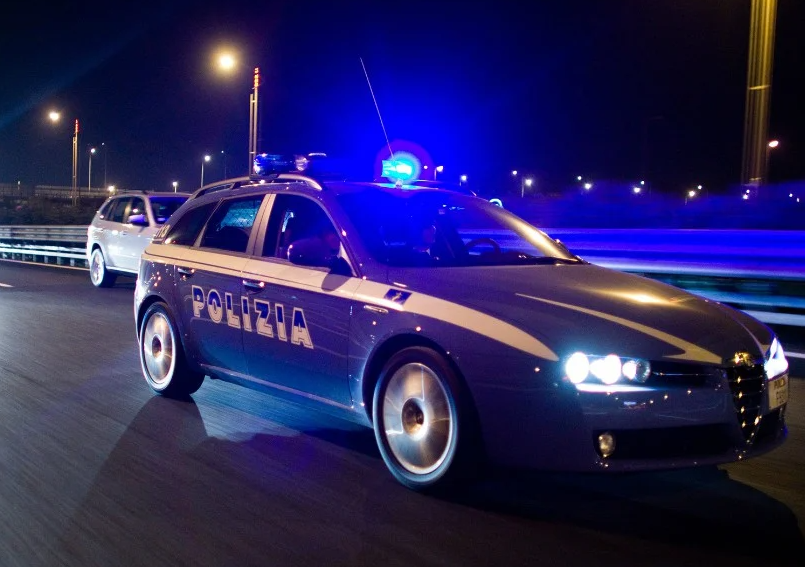 FUGA IN TANGENZIALE, PLURIPREGIUDICATO EVADE DAI DOMICILIARI PER UN GIRO CON GLI AMICI. DUE CATANESI ARRESTATI DALLA POLIZIA DI STATO Fuga in tangenziale, pregiudicato a spasso con gli amici