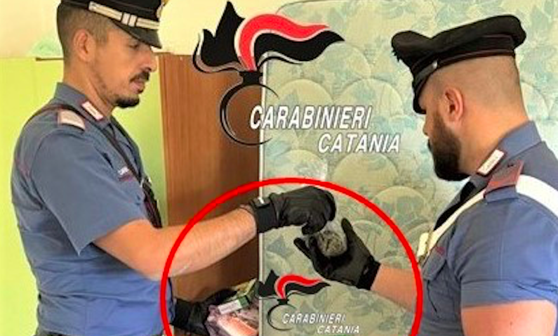 droga Beccato in casa con la droga ed il “pizzino” della vendita