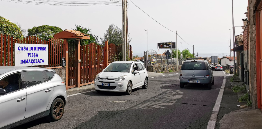 Pedoni a rischio in via Claudio Arezzo