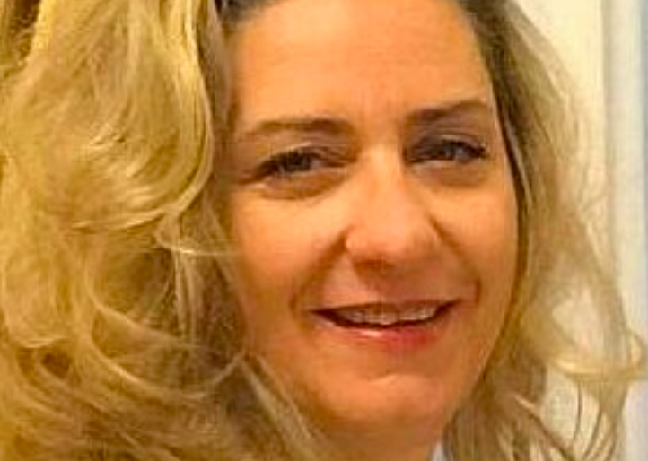 Società narcisistica senza solidarietà: il commento di Lina Gandolfo