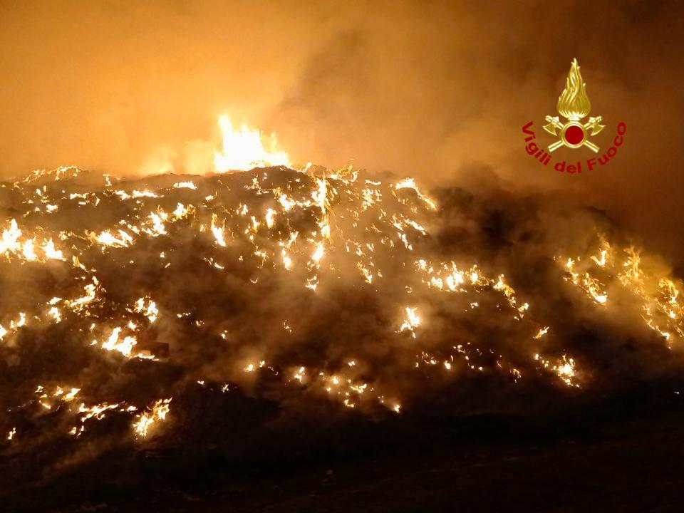 incendio grammichele Grammichele, incendio in un’azienda di raccolta differenziata