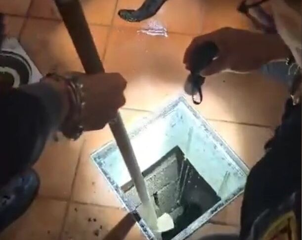 – GETTA LA DROGA NEL WATER, RECUPERATA DALLA POLIZIA DI STATO TRA I LIQUAMI. ARRESTATO PLURIPREGIUDICATO, SEQUESTRATI 27 MILA EURO 1 Getta la droga nel water per evitare l’arresto
