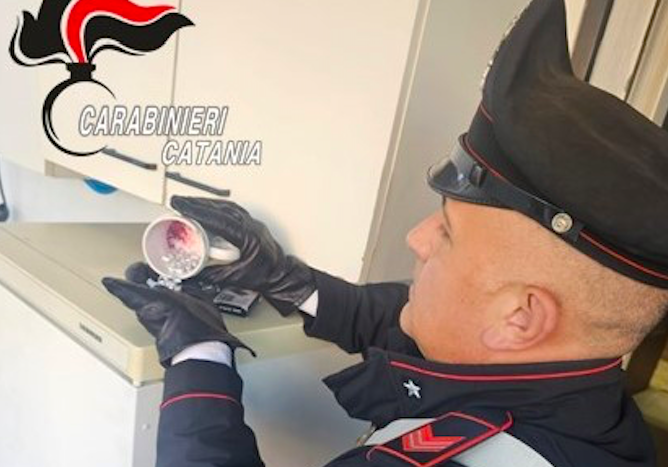 Pusher sorpreso con più di 80 dosi tra crack e cocaina