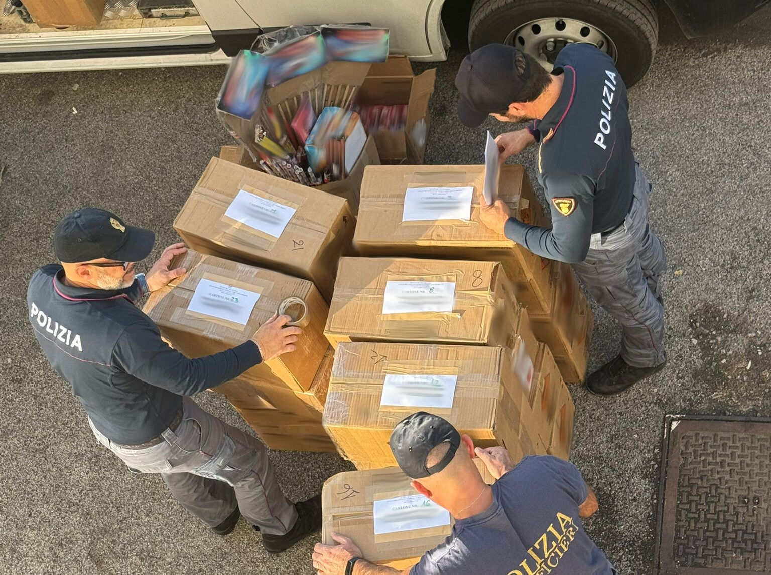 TENEVA MEZZA TONNELLATA DI FUOCHI D’ARTIFICIO NEL GARAGE DI CASA, DENUNCIATO CATANESE DI 49 ANNI 1 In un garage mezza tonnellata di fuochi d’artificio