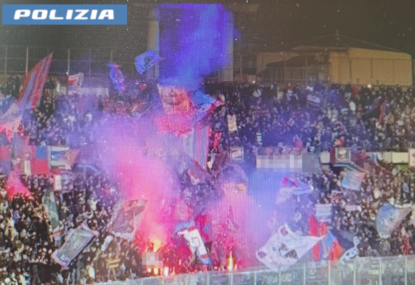 ACCENDE UN FUMOGENO IN CURVA NORD, DENUNCIATO DALLA POLIZIA DI STATO UN TIFOSO PREGIUDICATO DI 23 ANNI. PER LUI APPLICATO IL DASPO PER 2 ANNI Accende fumogeno in Curva Nord, Daspo per 2 anni