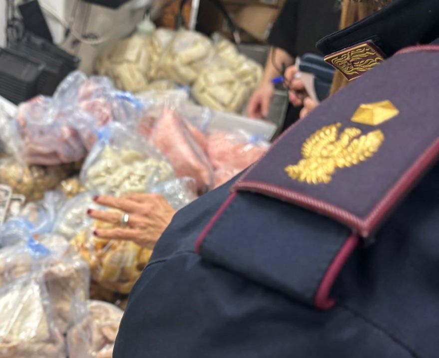 CONTROLLI DELLA POLIZIA DI STATO IN UN BAR DEL CENTRO 20 KG DI PRODOTTI NON TRACCIATI, 6 LAVORATORI IRREGOLARI, SANZIONI PER QUASI 50 MILA EURO Bar del Centro con cibo non tracciato e lavoratori in nero