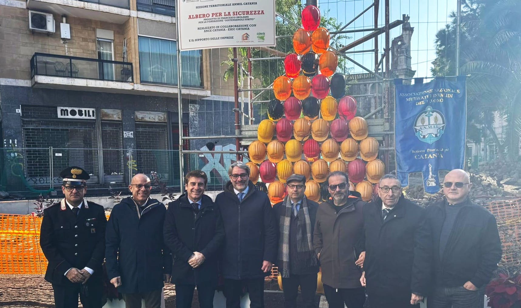 FOTO ALBERO (002) (1) L’Albero della Sicurezza illumina il Natale catanese