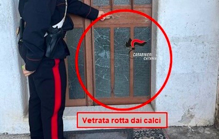 Sfonda a calci la porta di casa della fidanzata