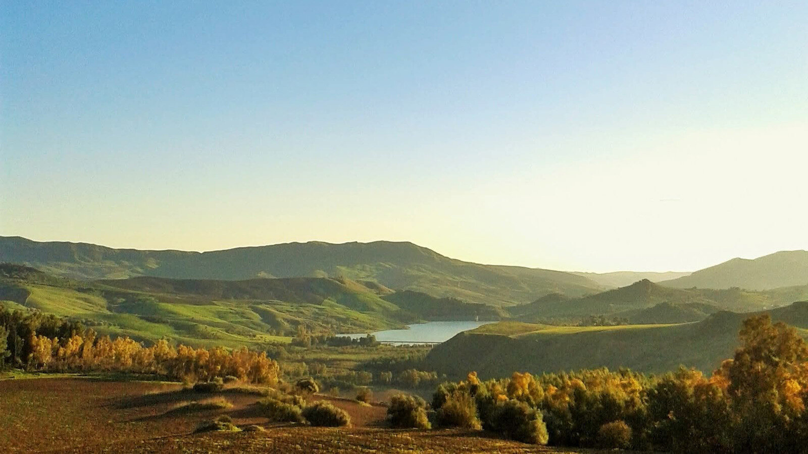 Lago Stelo SiciliAntica contro la centrale vicino il Lago Stelo