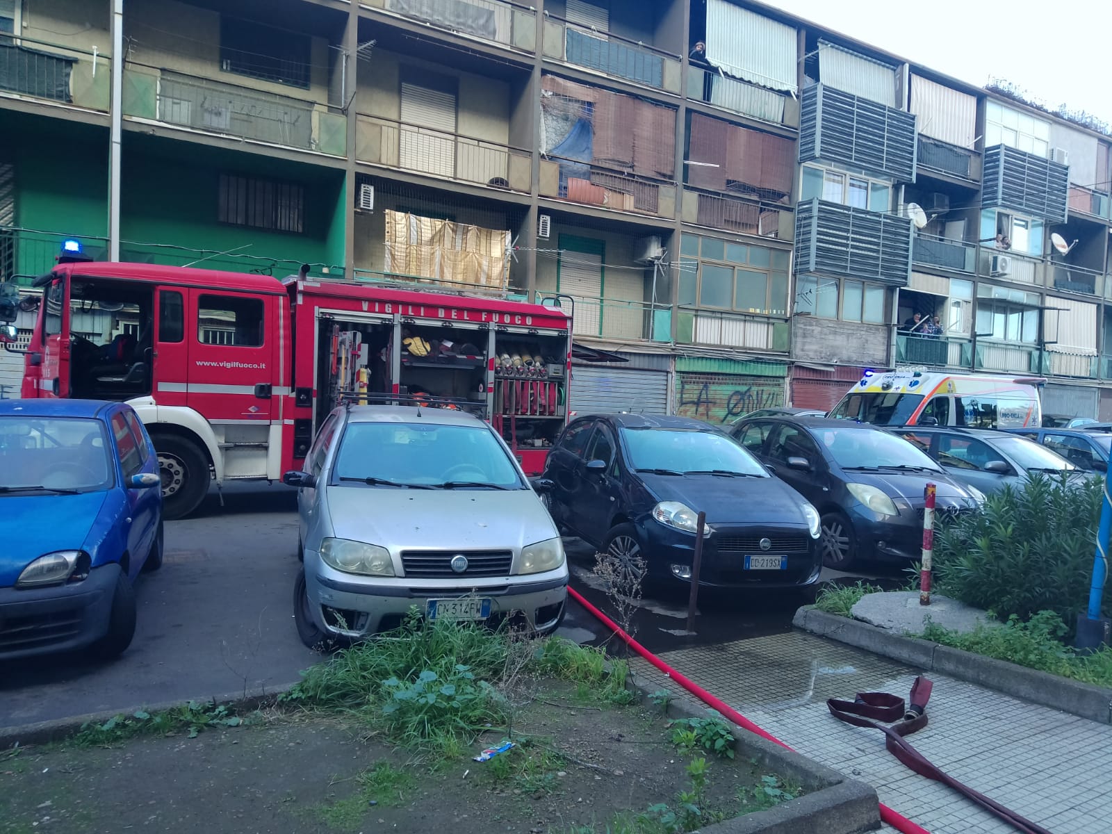 Incendio librino Librino, incendio in un palazzo di viale Grimaldi