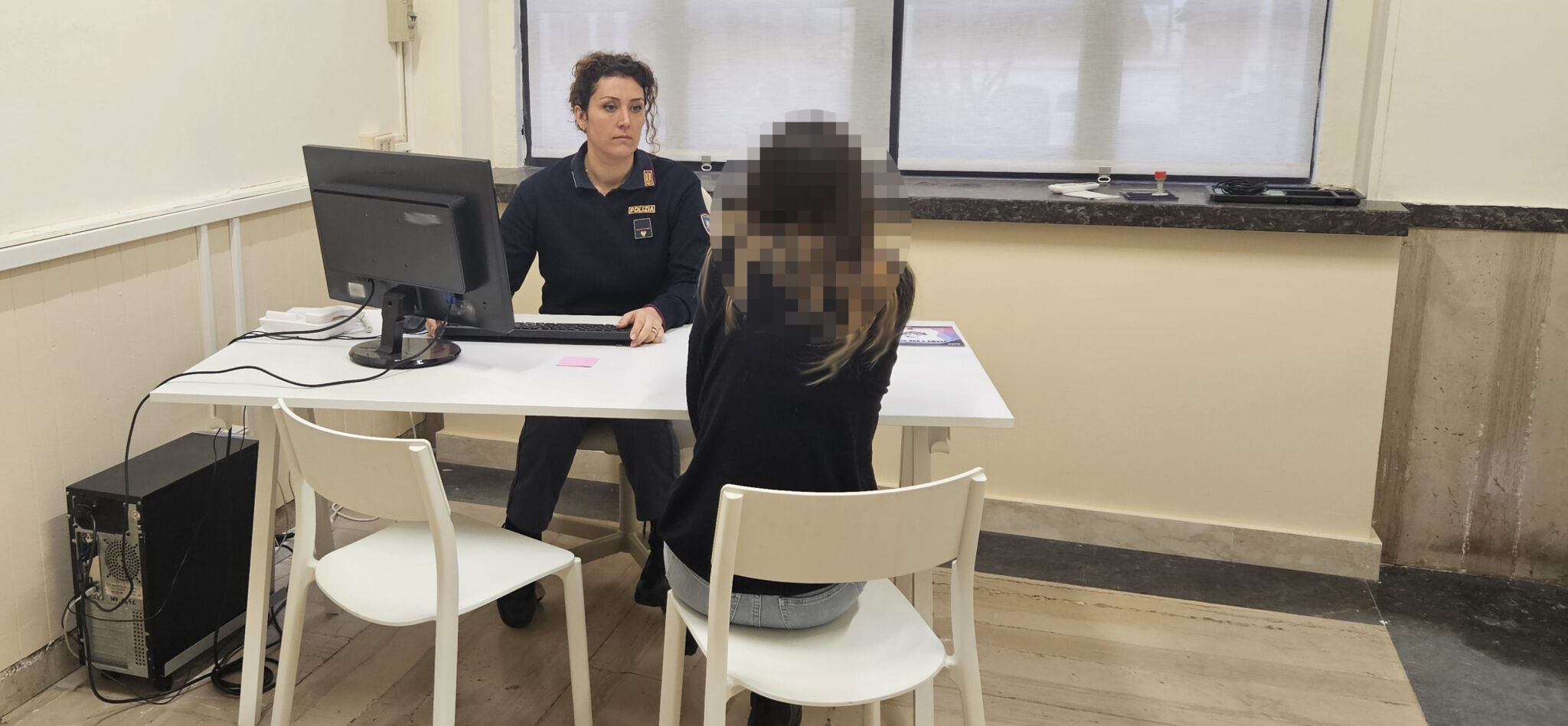 PRENDE A CALCI LA MOGLIE CON GLI SCARPONI DA LAVORO FRATTURANDOLE COSTOLE E DITO 63ENNE ARRESTATO DALLA POLIZIA DI STATO Prende a calci la moglie con gli scarponi da lavoro