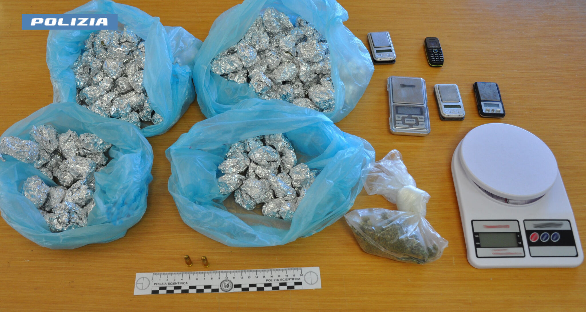 PUSHER AI DOMICILIARI SPACCIA DIRETTAMENTE IN CASA, 26ENNE ADRANITA ARRESTATO DALLA POLIZIA DI STATO. NELLA SCARPIERA 400 GRAMMI DI MARIJUANA 2 Adrano, pusher ai domiciliari spacciava da casa
