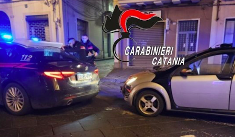 ragazzi Due ragazzi sfrecciano in auto ignorando la segnaletica stradale
