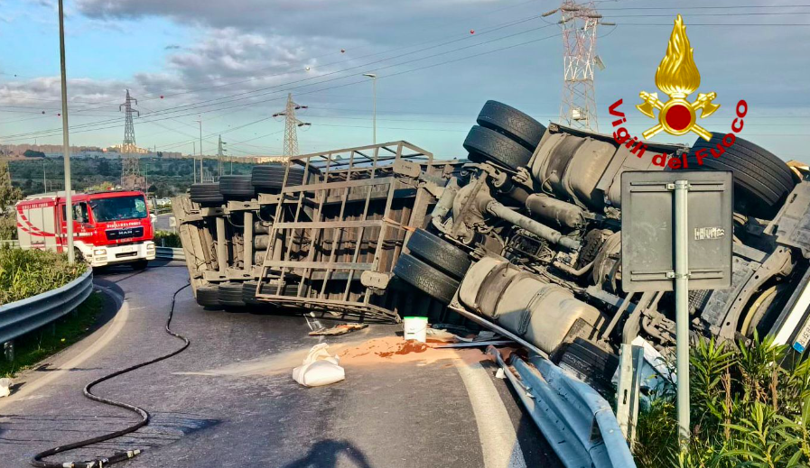 Ribaltamento di un TIR sullo svincolo A19