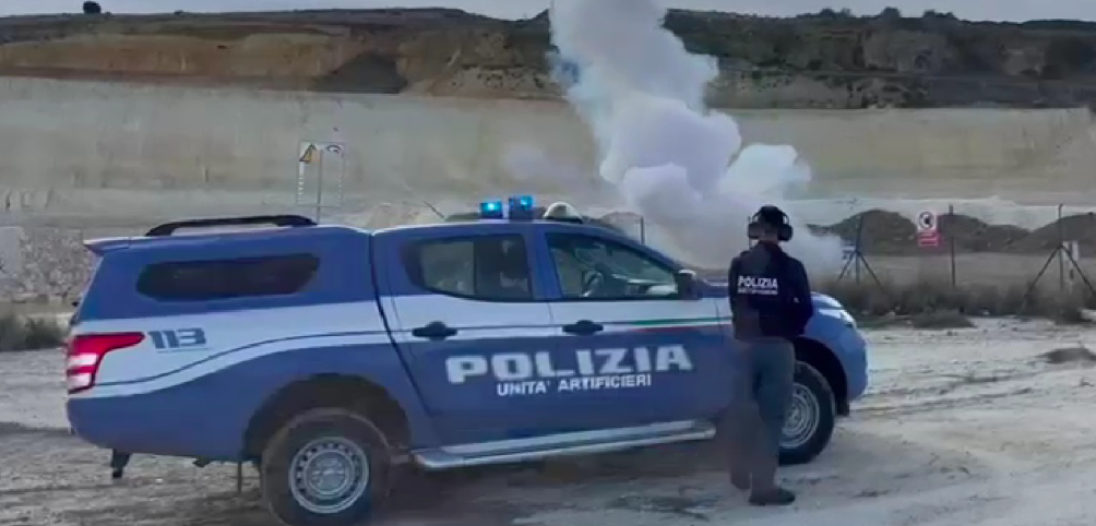 bombe carta In auto con tre bombe carta nel portabagagli