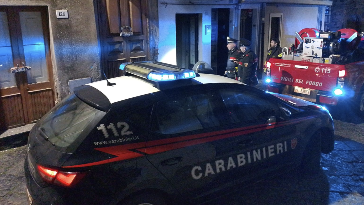 Bronte, salvato 71enne dalle fiamme in appartamento