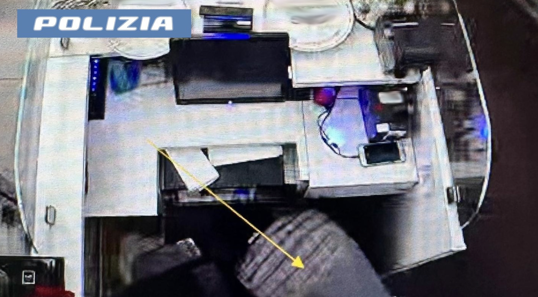 Ruba la cassa di un bar in piazza Lincoln, all’interno 19mila euro