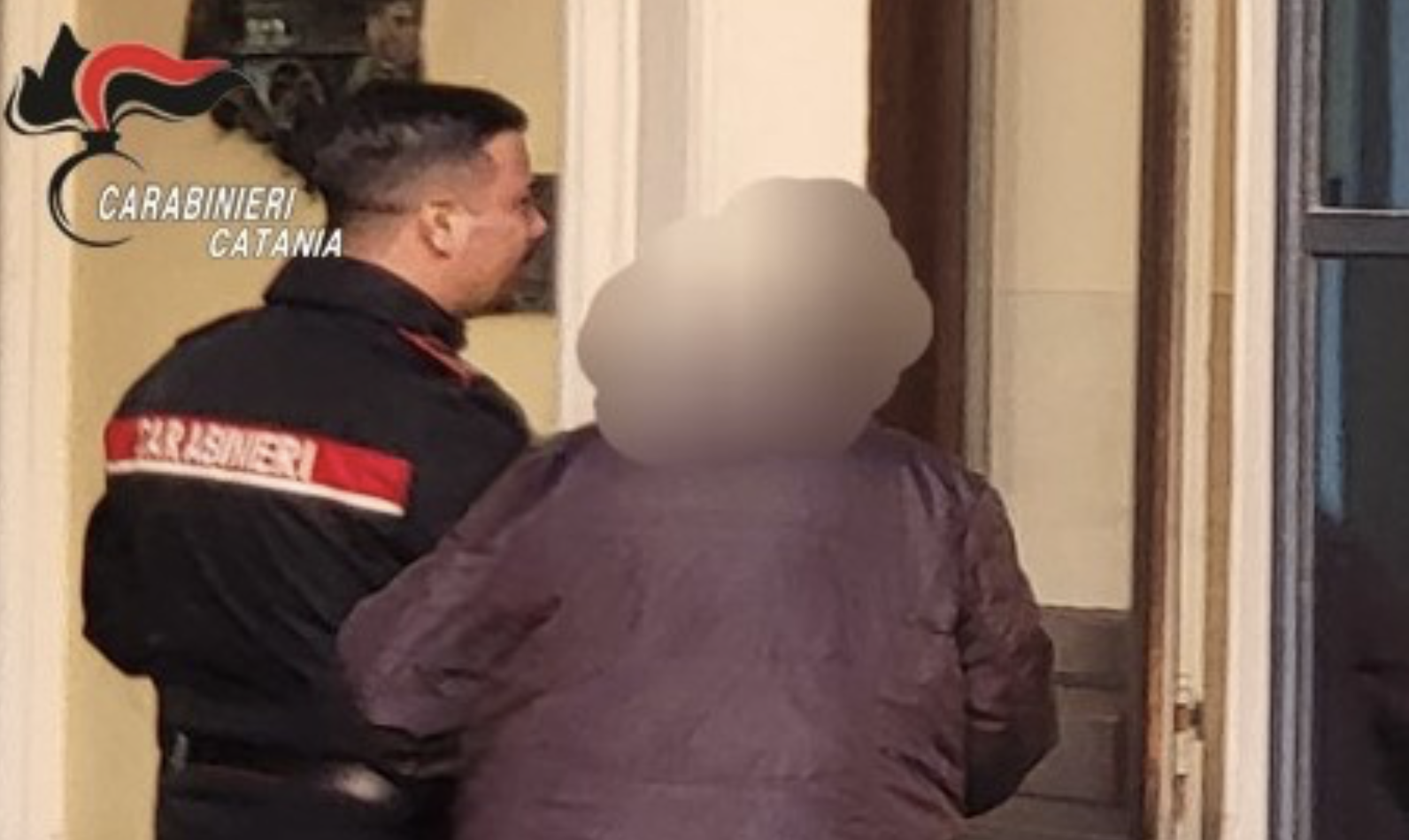 Colpisce la compagna alla testa con una pinza