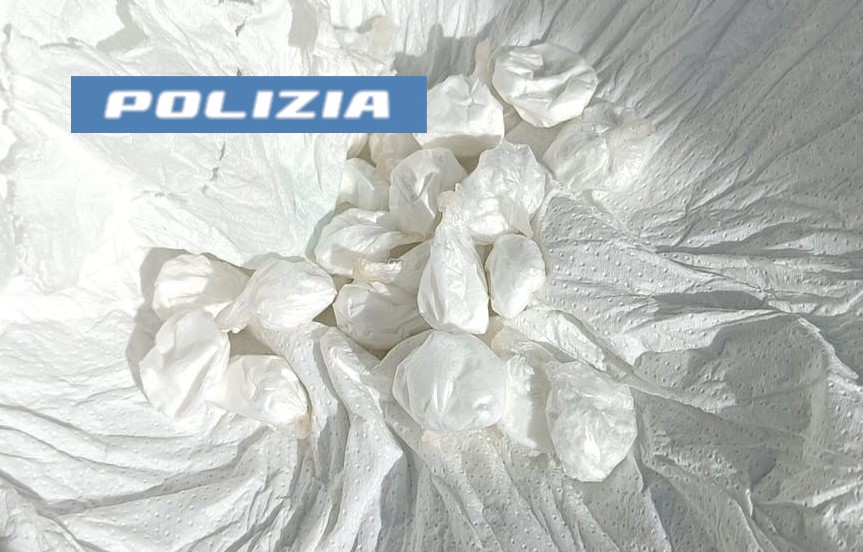 TROVATO IN POSSESSO DI COCAINA E DI 20 MILA EURO IN CONTANTI. PREGIUDICATO ACESE DENUNCIATO DALLA POLIZIA DI STATO.1 Cocaina e contanti in possesso di un pregiudicato
