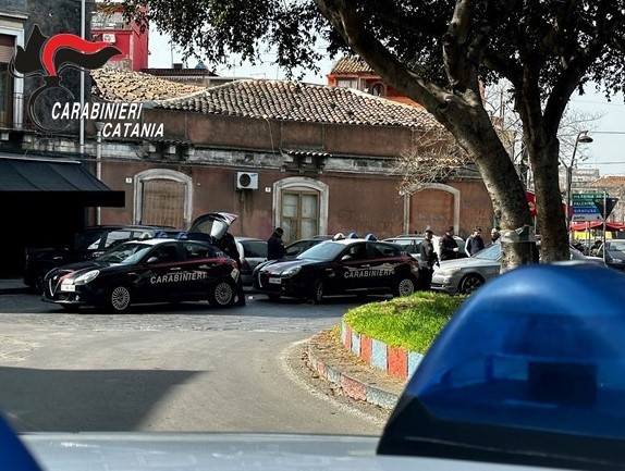 droga piazza dante 2 In via Forlanini cocaina nascosta lungo la strada