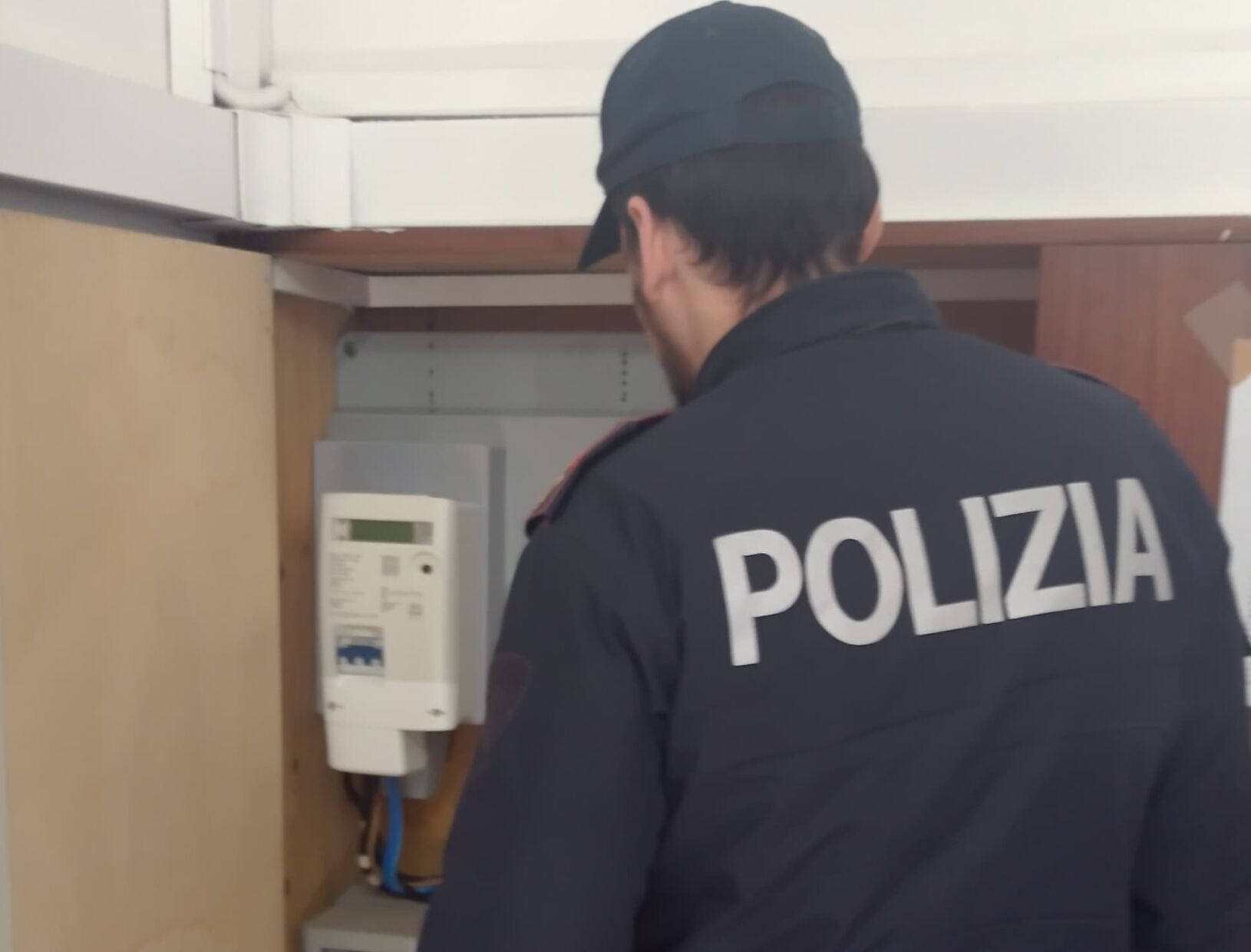 AI DOMICILIARI CON IL CONTATORE ALLACCIATO ABUSIVAMENTE ALLA RETE ELETTRICA LA POLIZIA DI STATO DENUNCIA NUCLEO FAMILIARE PER FURTO, PREGIUDICATO ARRESTATO dai domiciliari al carcere per furto di energia elettrica