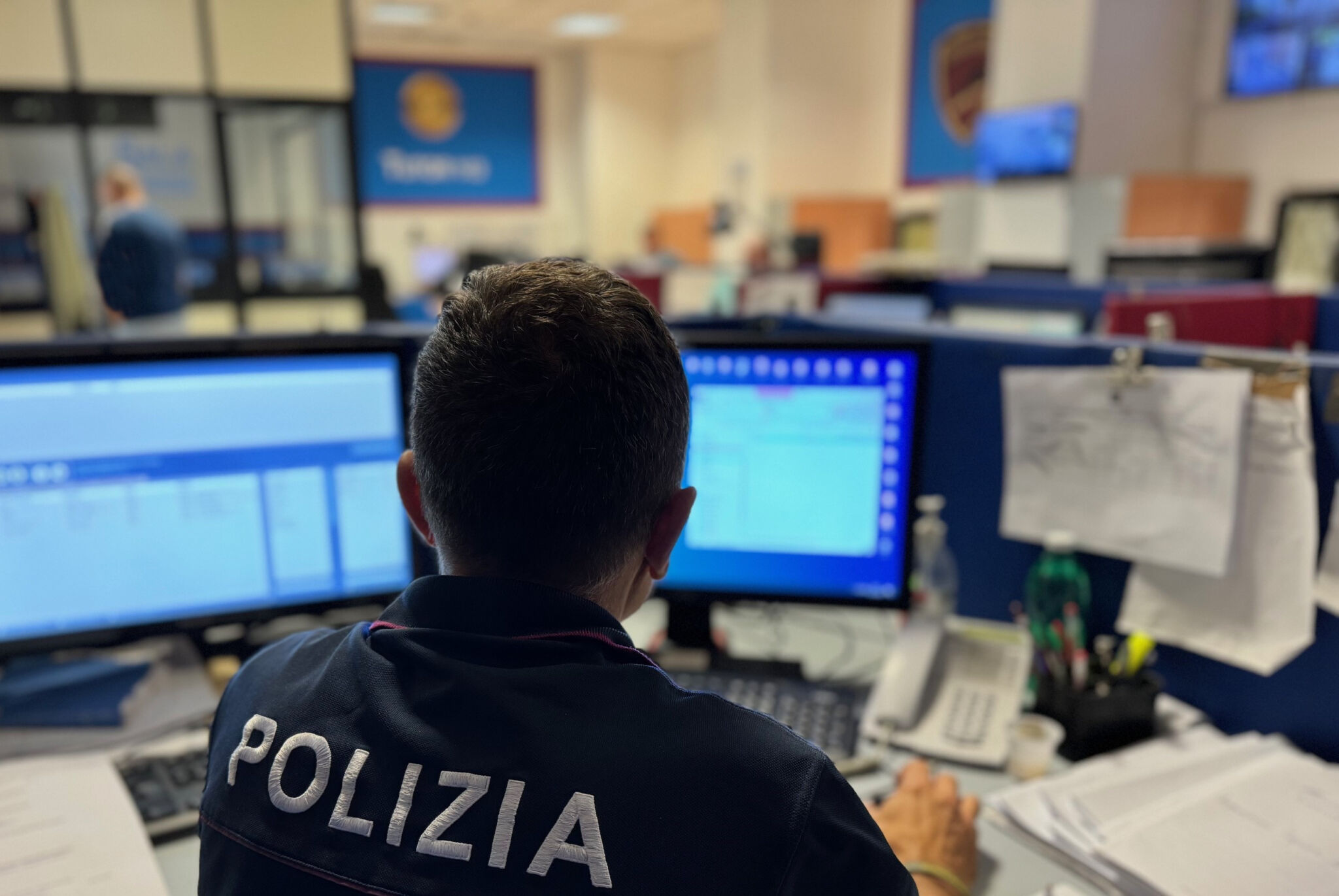 ALLO SPORTELLO PER TRE VOLTE CON DOCUMENTI FALSI PER OTTENERE CONTRIBUTI PUBBLICI DONNA ARRESTATA DALLA POLIZIA DI STATO Tre volte allo sportello a chiedere soldi con documenti falsi