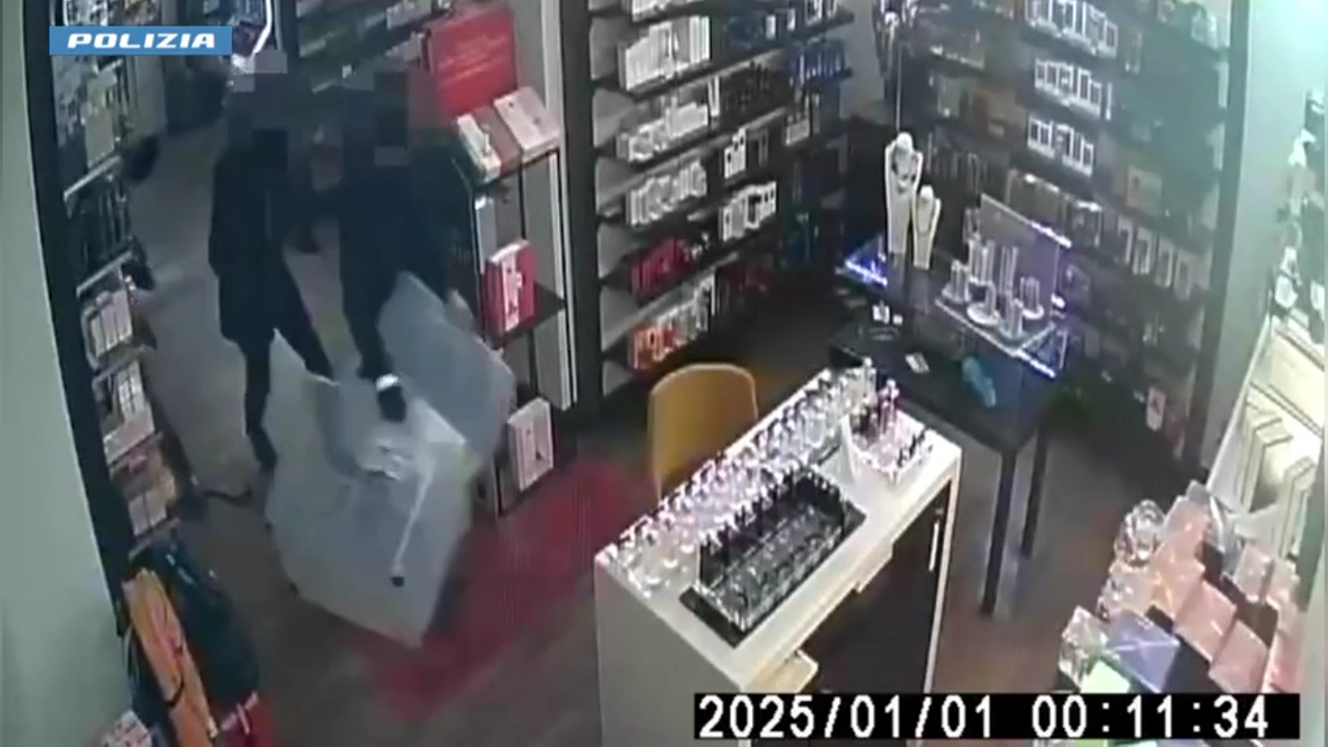 Furto in un centro commerciale, due arresti -Video