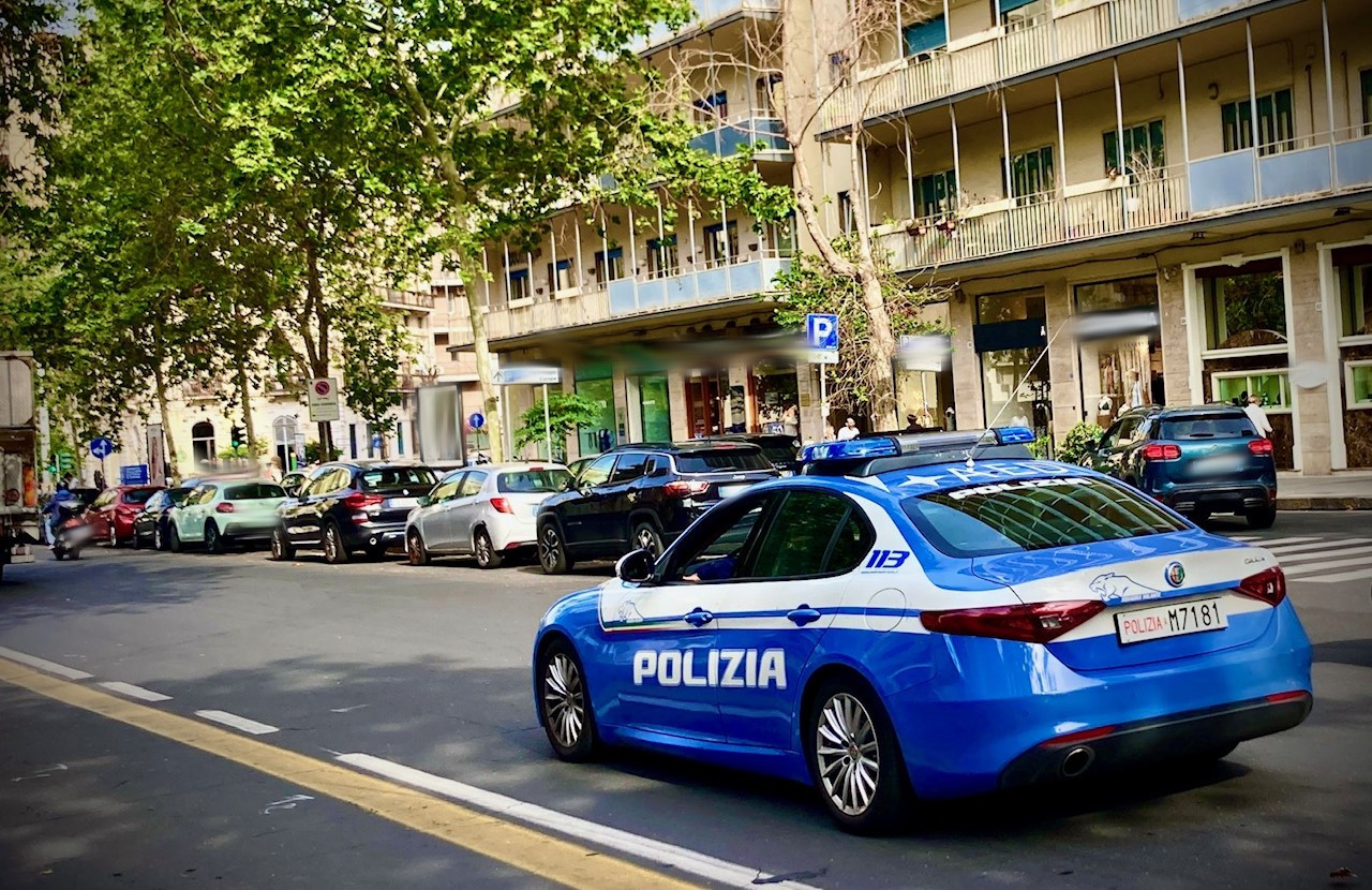 Danneggia auto e aggredisce la Polizia. Arrestato 32enne in Centro