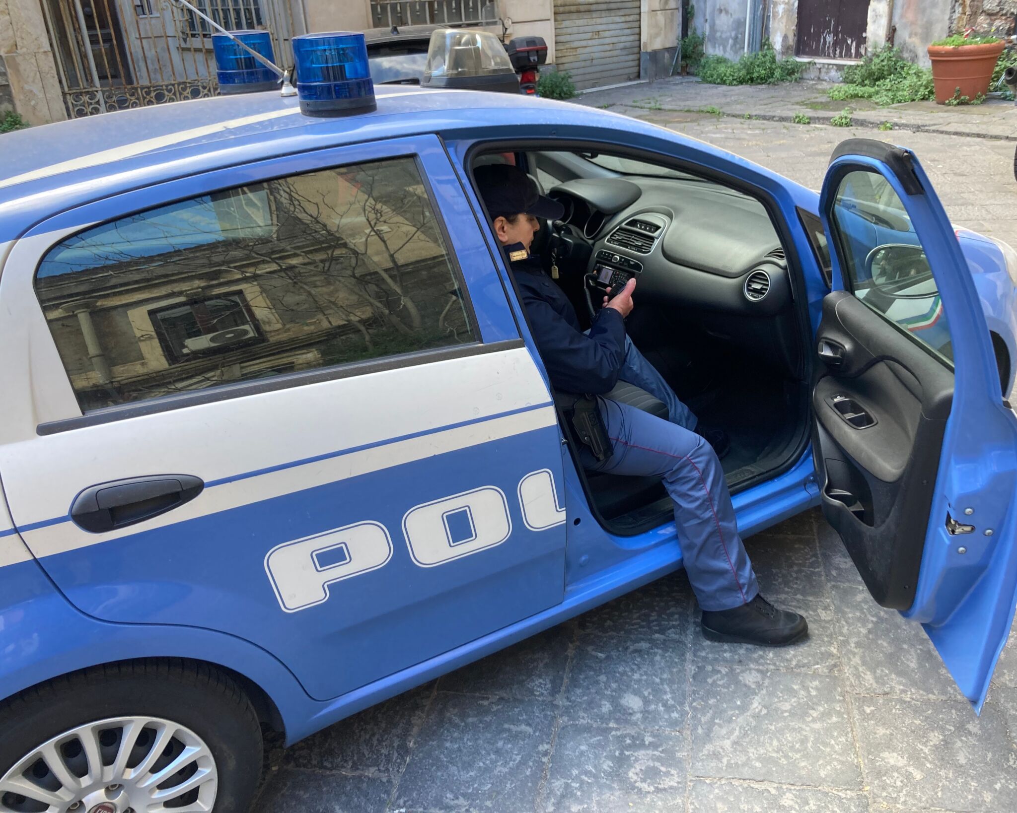 Durante una lite con un coltello minaccia i parenti