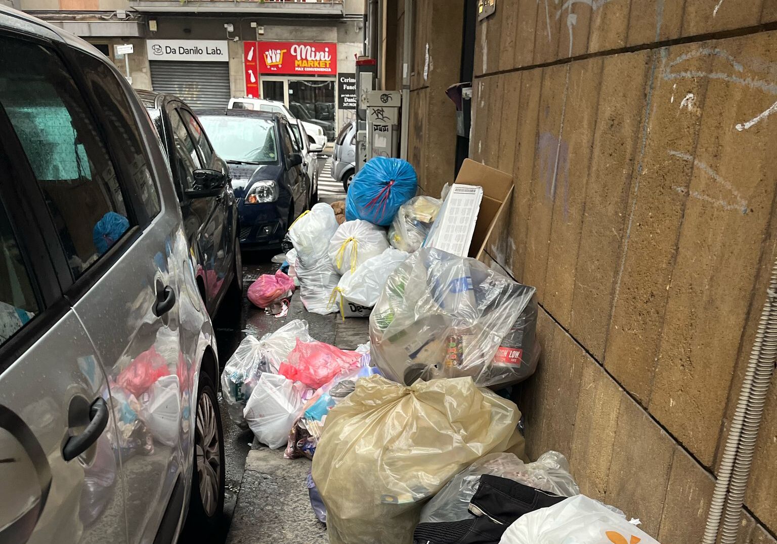 rifiuti via randazzo Guerra dei rifiuti in via Randazzo