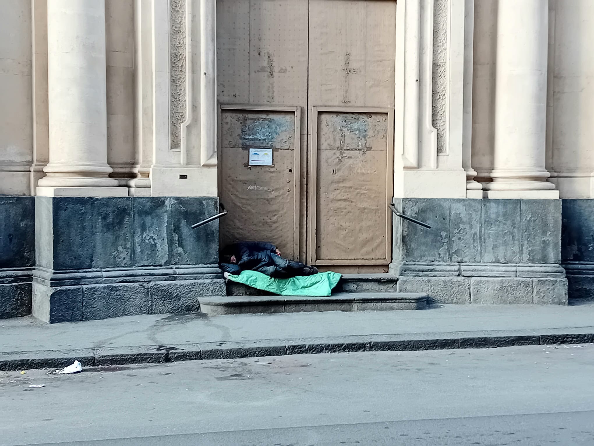 Senzatetto catania A Catania niente dormitori per senzatetto