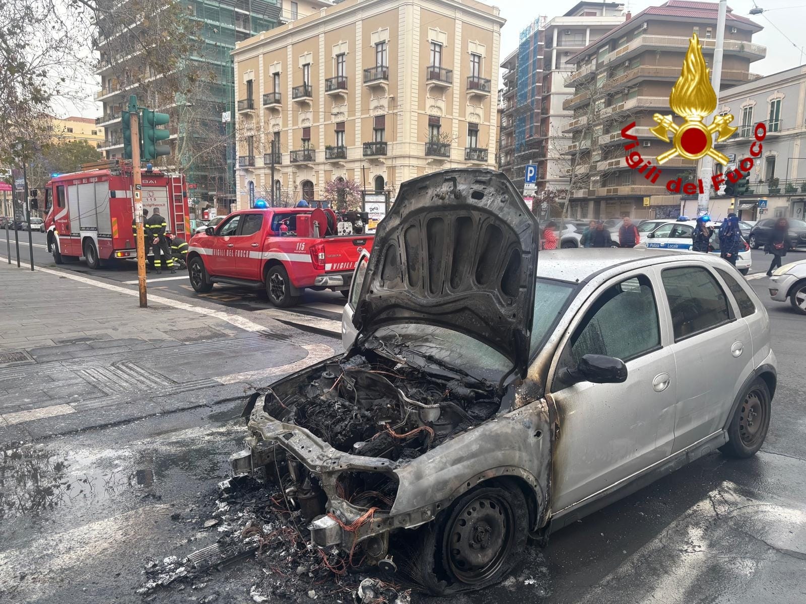 PHOTO-2025-03-24-19-27-43 Catania, auto in fiamme in Corso Italia