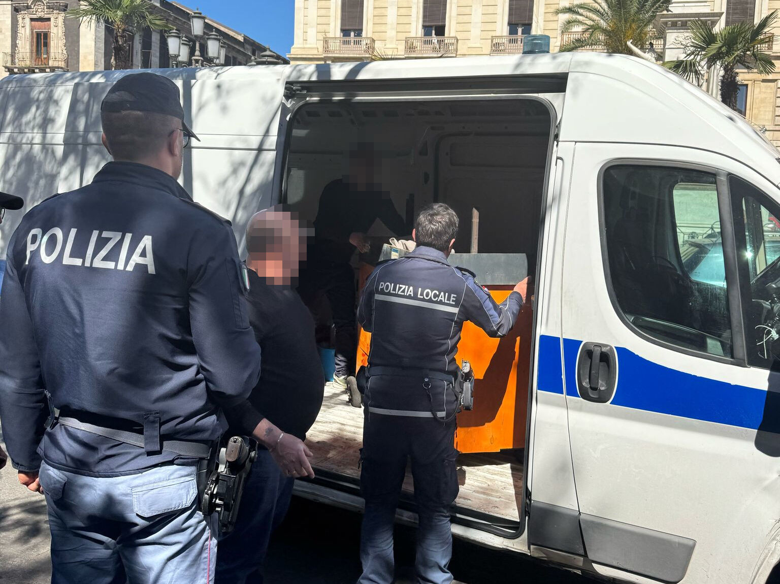 POLIZIA DI STATO E POLIZIA LOCALE SANZIONANO VENDITORE DI SPREMUTE D’AGRUMI RECIDIVO GRAZIE AD UNA NUOVA SEGNALAZIONE TRAMITE APP “YOUPOL”. SEQUESTRATE ARANCE, CARRETTINO E SPREMIAGRUMI Il ritorno dello spremi agrumi abusivo