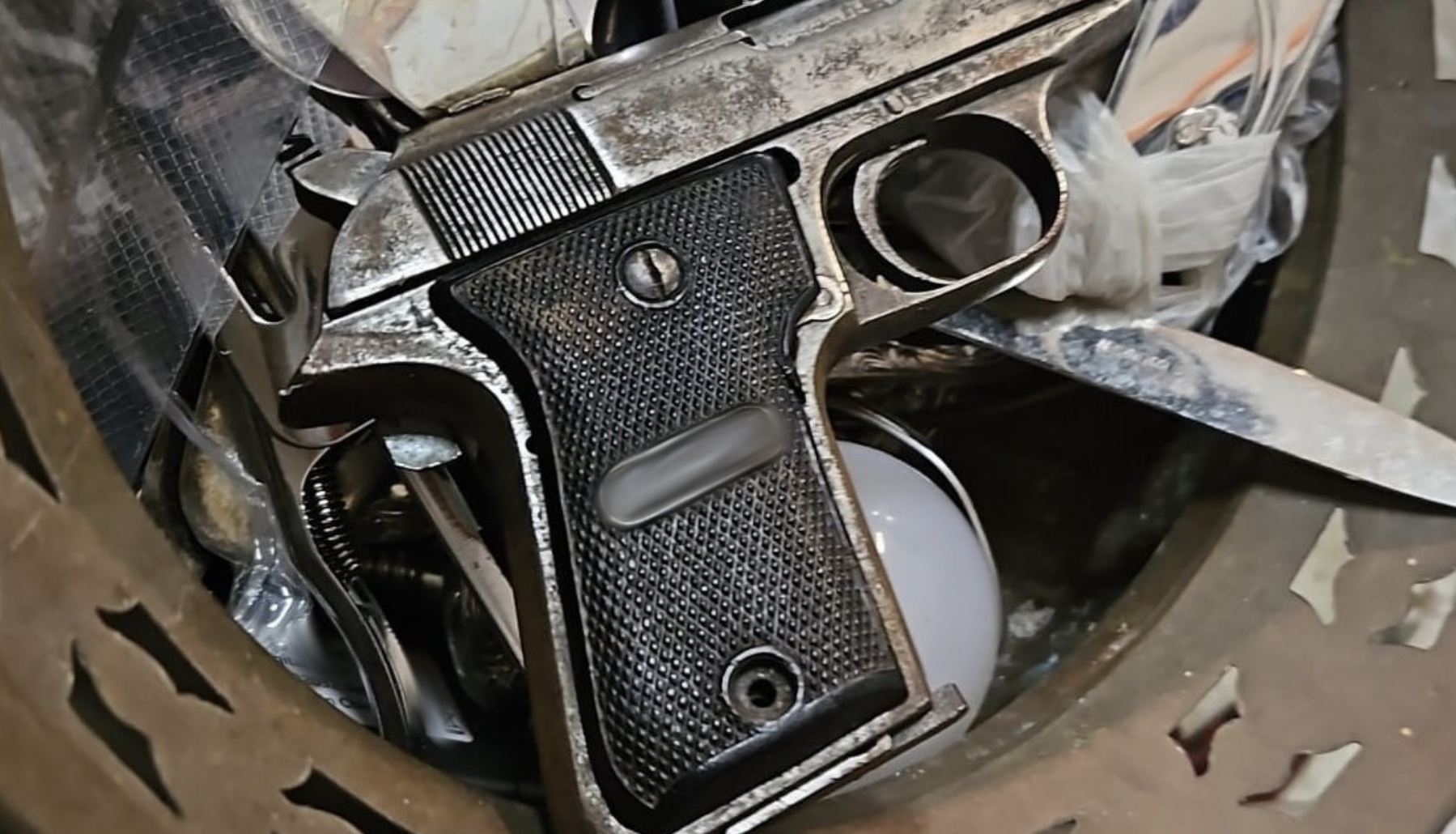 pistola Catania, 27enne con 2 kg di droga e una pistola in garage