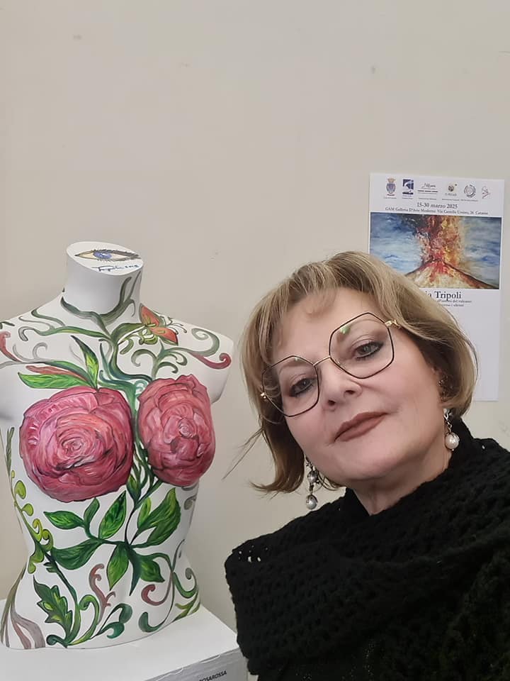La mostra di Maria Tripoli: pittura, moda e poesia